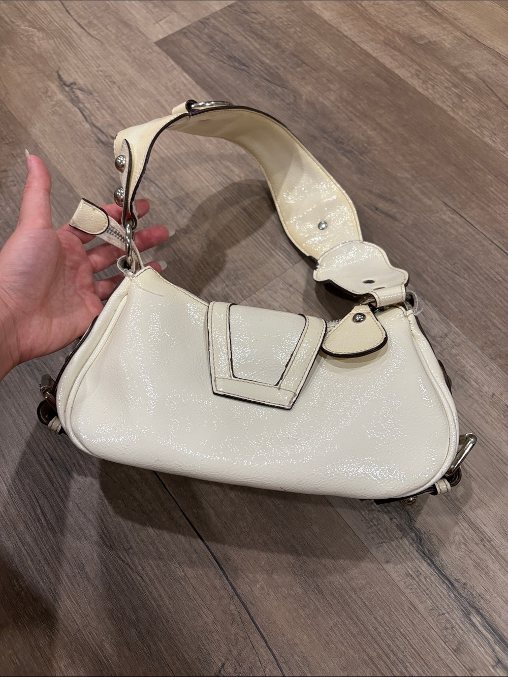 Y2K Guess Cream and White Leather Shoulder Bag with Silver Accents - Picture 5 of 13